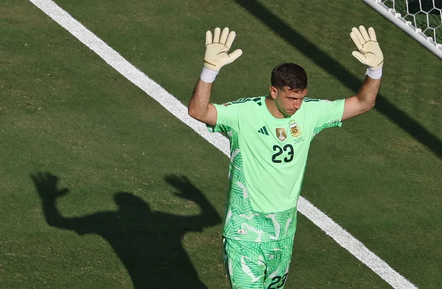 Dibu Martínez pode rumar ao Chelsea